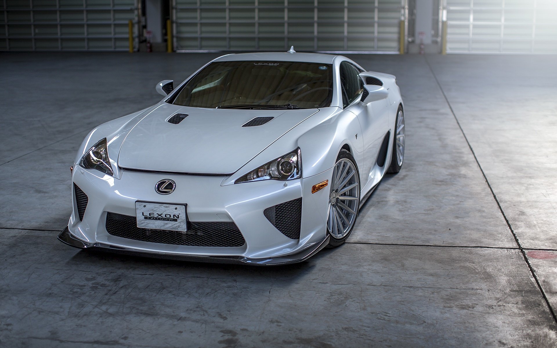 lexus lfa supercar bianco hangar