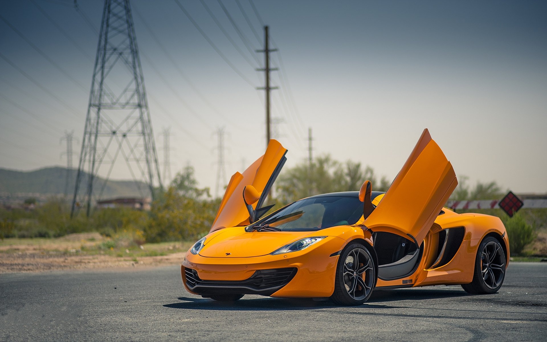 mclaren mp4-12c оранжевый мкларен высоковольтные опоры