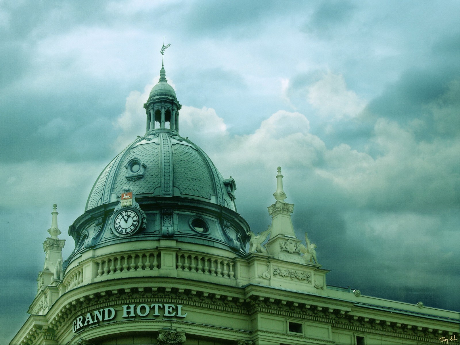 nuages horloge toit bâtiment