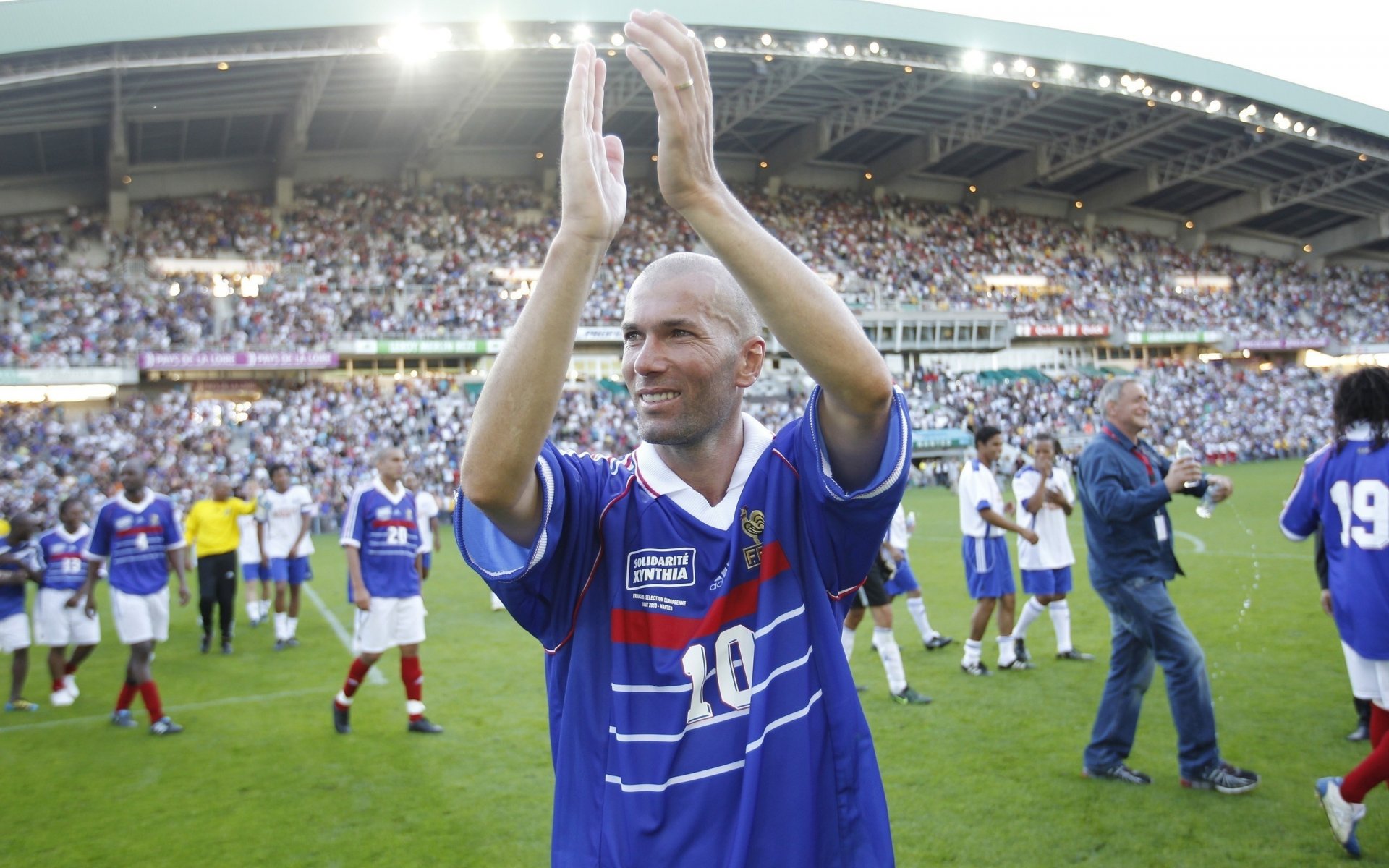 dłonie stadion gracze piłkarz zinedine zidane wielki francja reprezentacja zidane murawa kibice zwycięstwo emocje radość światło gra piłka nożna sport