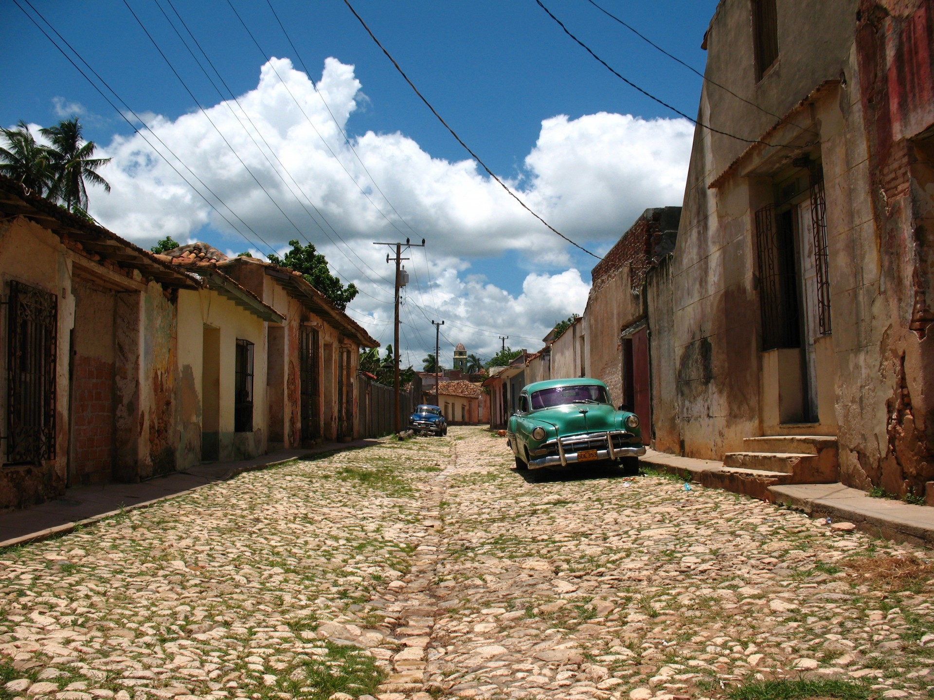 strada macchina nuvole