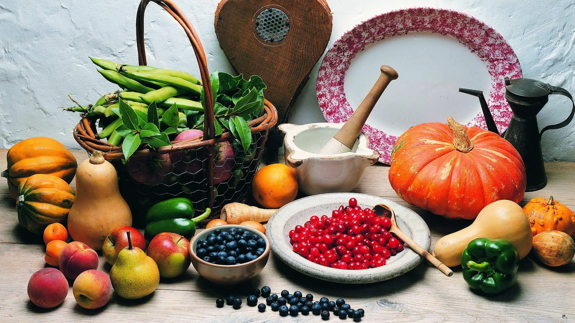 surtidos alimentos cesta calabaza bayas arándanos arándanos frutas peras pimientos zanahorias verduras utensilios de madera manzanas melocotones frutas plato cesta