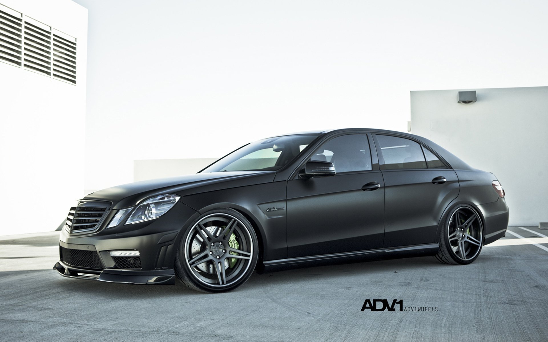 mercedes benz e63 negro llantas mate auto lujo diseño auto oscuro perfil b-w automóviles vehículos vehículos blanco negro