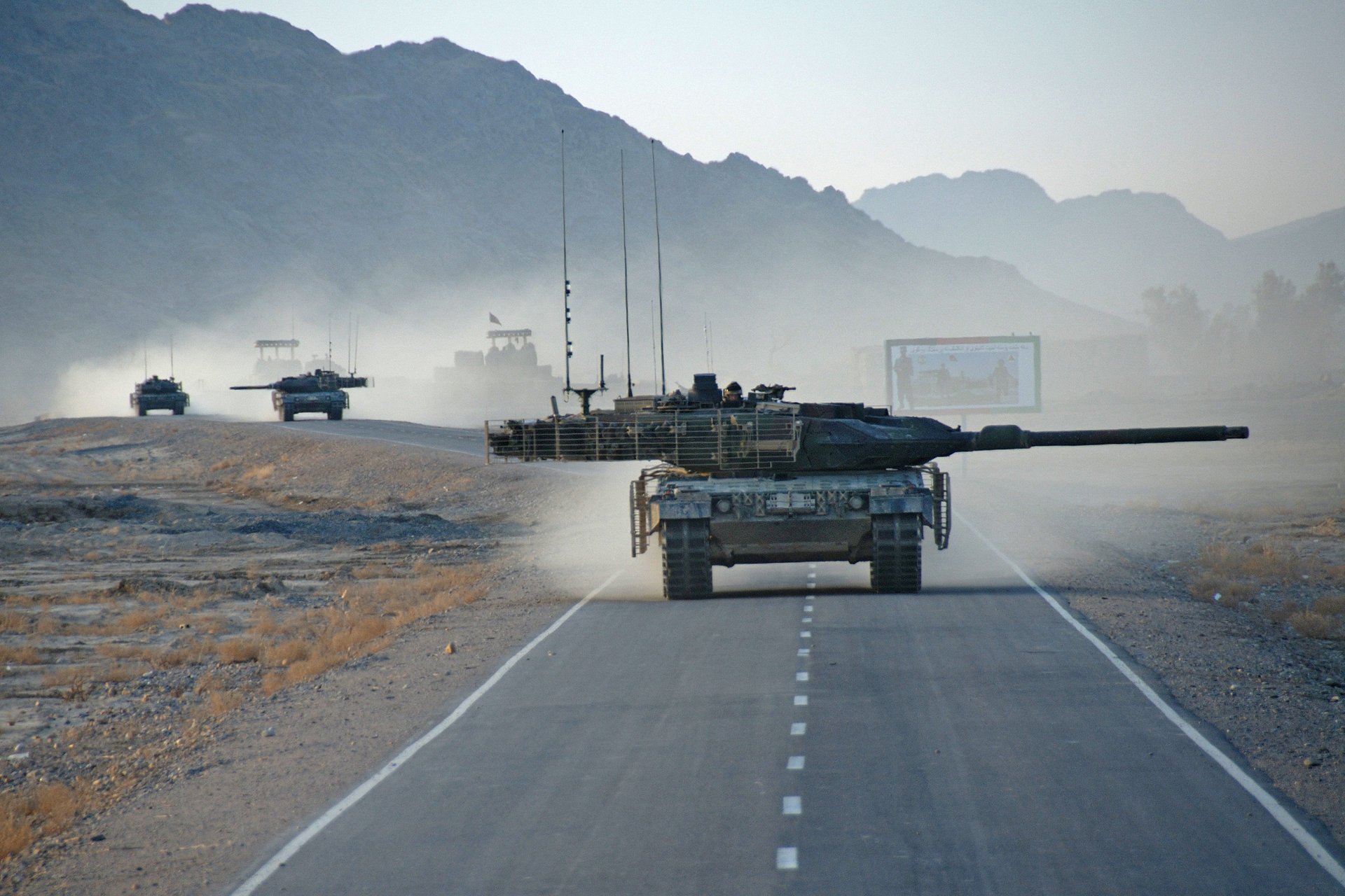 tank leopard 2a6 straße afghanistan krieg säule markierung rauch berge schießen militärische ausrüstung