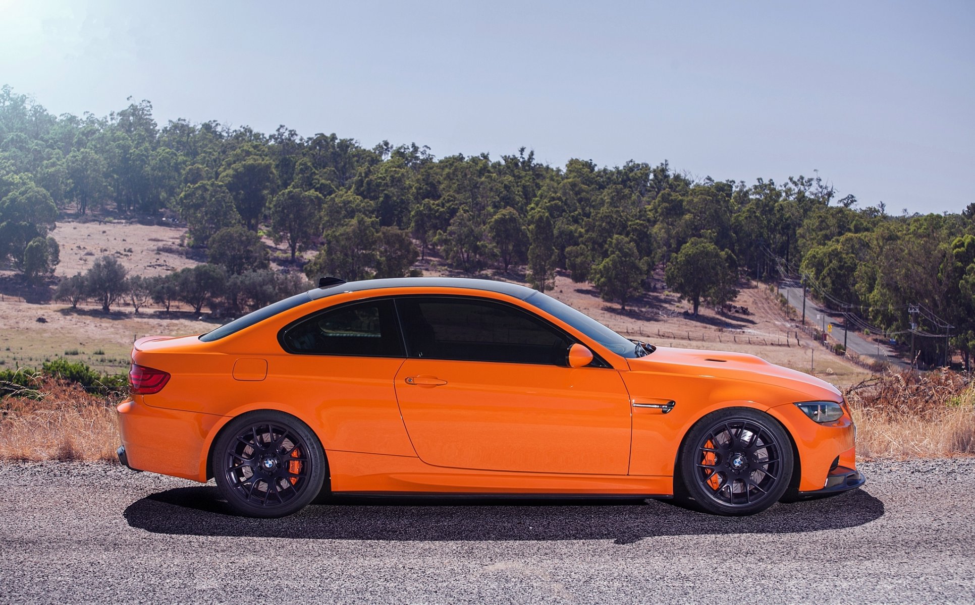 bmw m3 e92 orange tuning roues noir bmw profil jantes pente arbres ciel