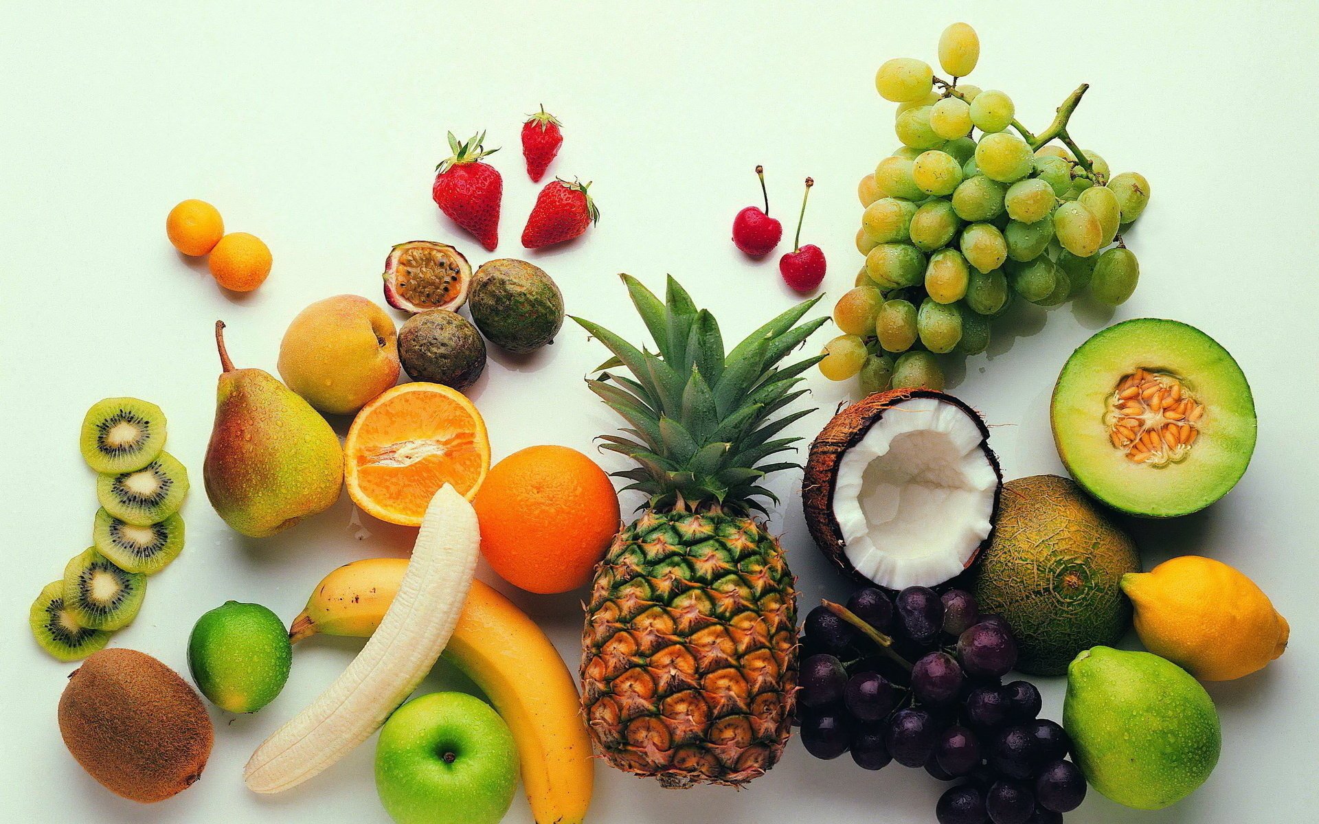 früchte hintergrund ananas trauben sortiert banane kiwi zitrone limette kokosnuss erdbeere feigen beeren orange zitrusfrucht birne melone aprikose apfel pfirsich früchte