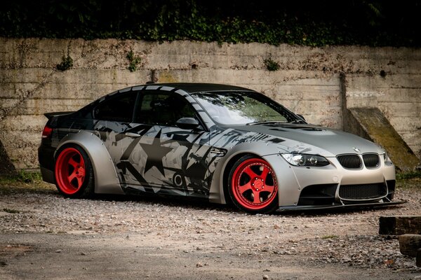 Coche tuneado BMW M3 con Llantas rojas