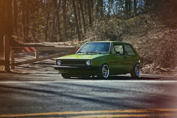 VOLKSWAGEN MK1 vert sur fond de forêt dans un style rétro