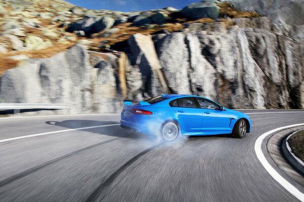 Jaguar xfr-S BLU alla deriva in montagna