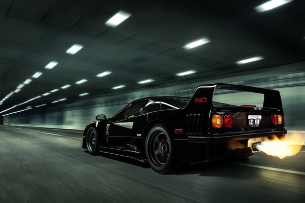 Carrera por la ciudad en un Ferrari negro