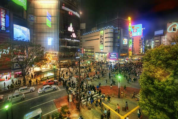 El bullicio de la calle y los rascacielos en Tokio