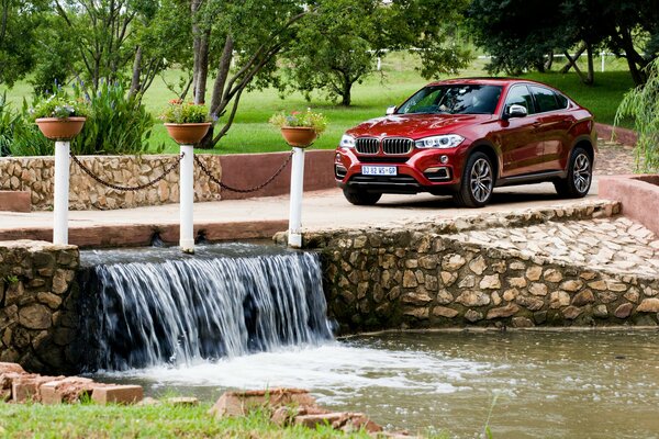 El coche rojo está parado en el parque