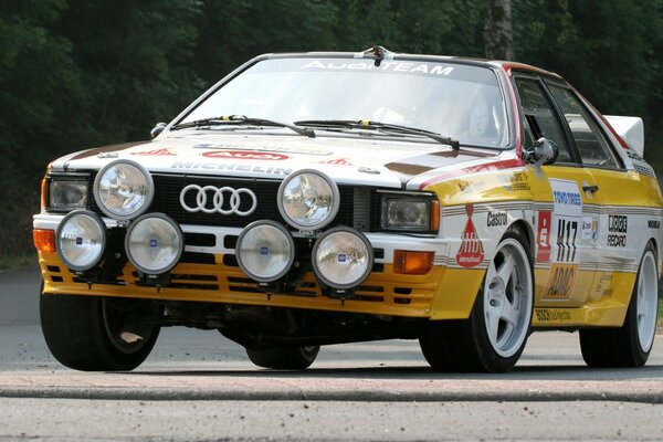 Voiture jaune sportive Audi au rallye