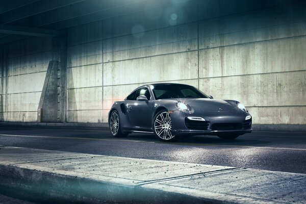 Nero porsche carrera 911 Turbo sulla strada di notte