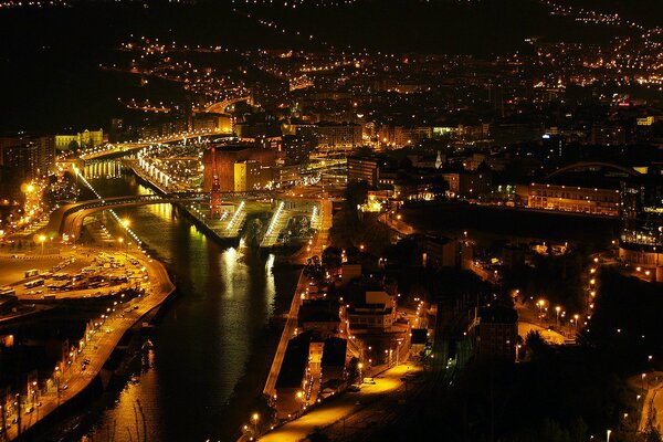 La belleza de la ciudad nocturna, la vista del río y el puente