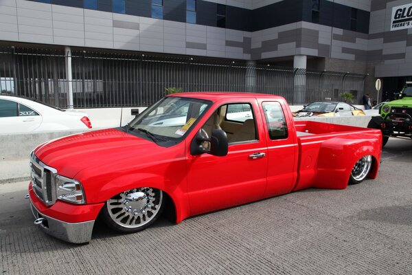 Pickup rojo de baja altura