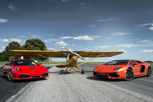 Avion jaune et deux voitures rouges