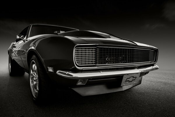 Чёрный chevrolet camaro 1968 года. ретро машина