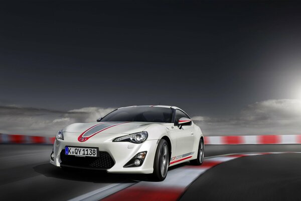 Bianco Toyota GT86 davanti fari gara