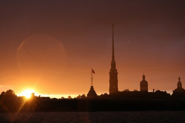 Puesta de sol de San Petersburgo sobre la fortaleza de San Pedro y San Pablo