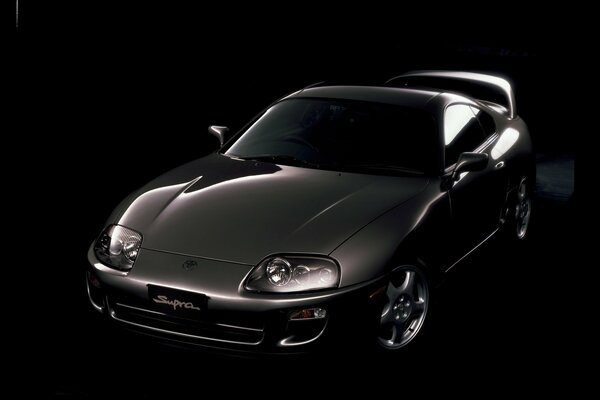 Toyota Supra nero su sfondo nero