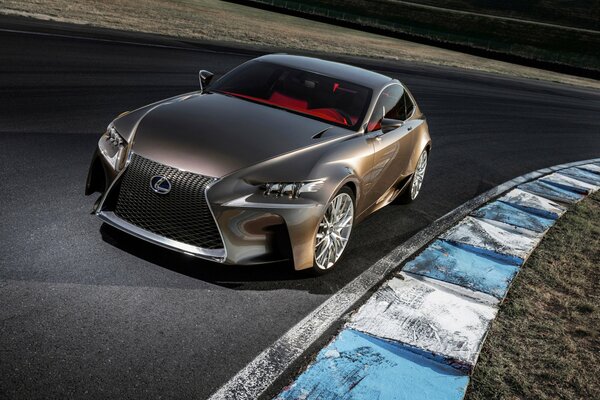 Un elegante Lexus con un interior rojo en la pista