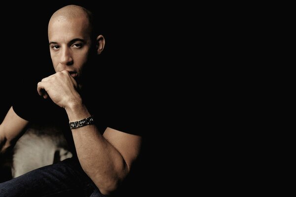 Vin Diesel con un braccialetto sul braccio al buio