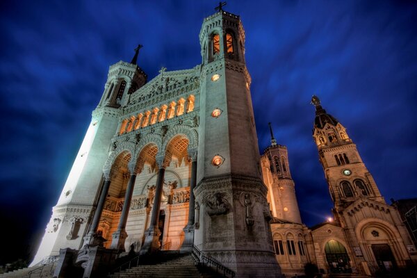 Chiesa sullo sfondo del cielo notturno