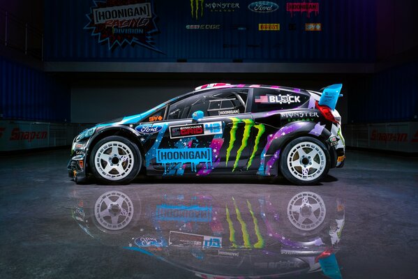 Ein mit Graffiti bemaltes Fahrzeug der Marke ford fiesta 2015