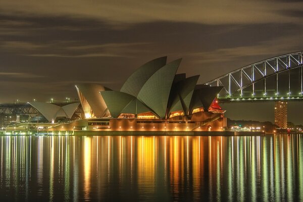 The theater in Sydney is like a fairy tale and is recommended for everyone to visit