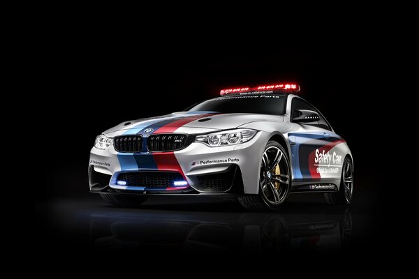 BMW avec des autocollants bleu-rouge fond noir