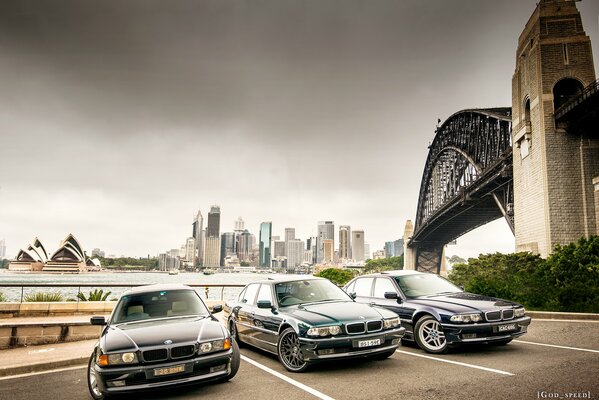 Tres modelos de BMW en el contexto de los edificios urbanos