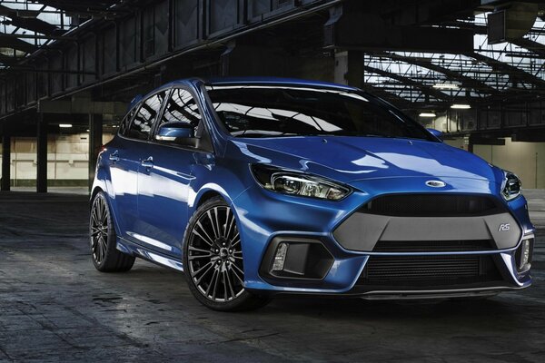 Ford Focus bleu dans la structure urbaine