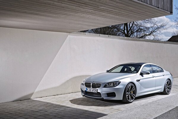 Belle BMW argent posant dans le parking