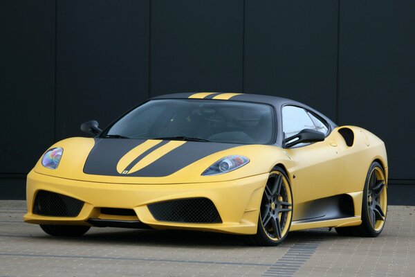 Amarillo con rayas coche marca ferrari f430