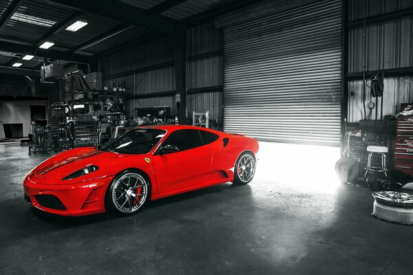 Auto sportiva Ferrari di colore rosso in garage