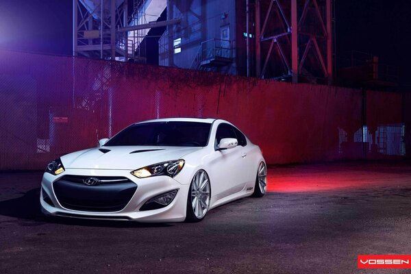 Fotografía del hyundai genesis en un escenario industrial