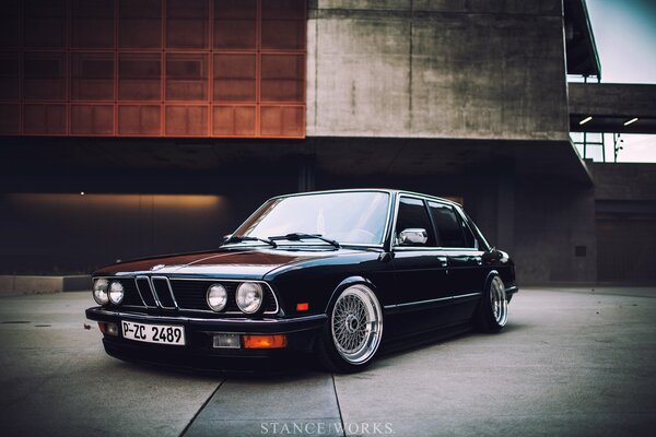 BMW black, model e28