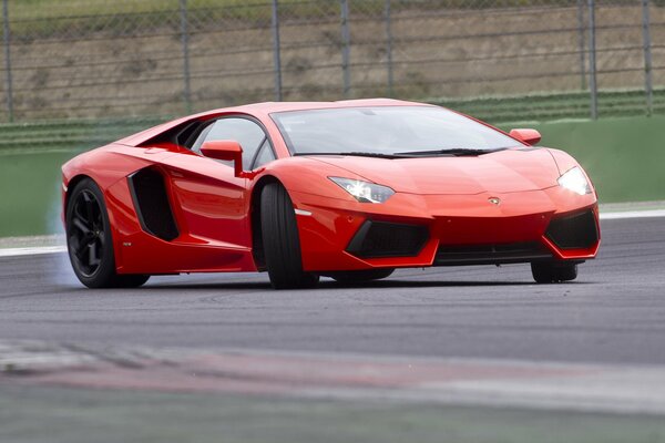 Lamborghini Avendator LP700-4 rojo en la curva