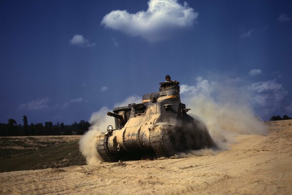 Equipo militar en movimiento. tanque en el polvo