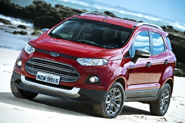 Ein leuchtend roter Ford Ecosport Crossover am Flussufer