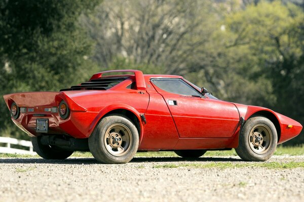 Una rara auto rossa lancia stratos del 1973