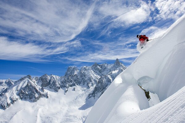 Skifahrer an der Spitze eines gefährlichen Felsens