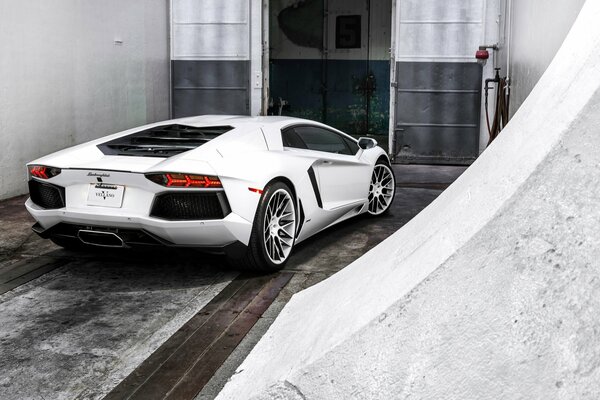 Lamborghini aventador lp700-4 blanco en el garaje