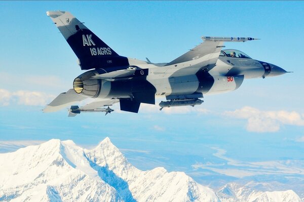 Foto de un avión militar en el fondo de las cimas de las montañas