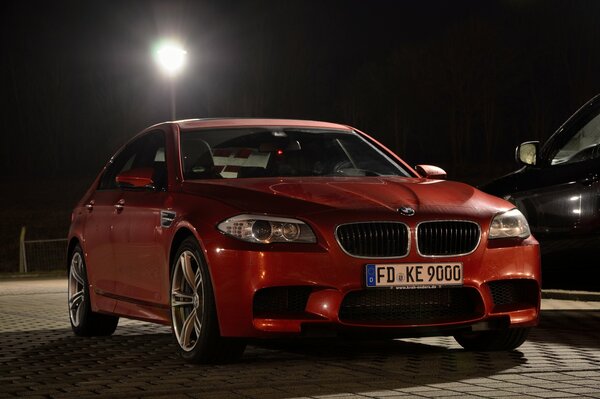 Roter BMW in den Abendstraßen