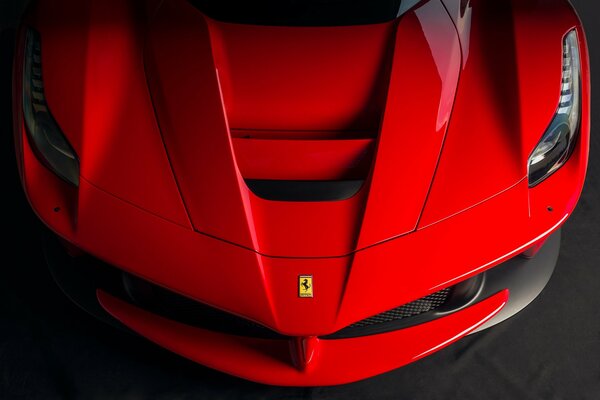 Перед красного Ferrari LaFerrari