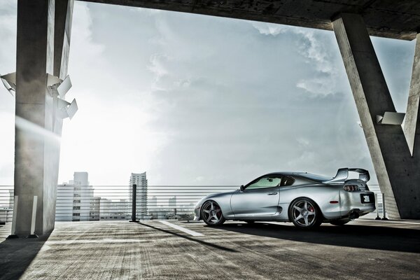 Silberner Toyota Supra auf dem Parkplatz