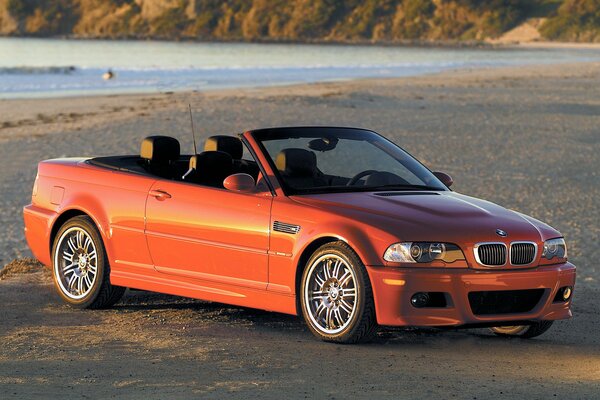 Bmw E46 convertible rojo en la orilla en el perfil