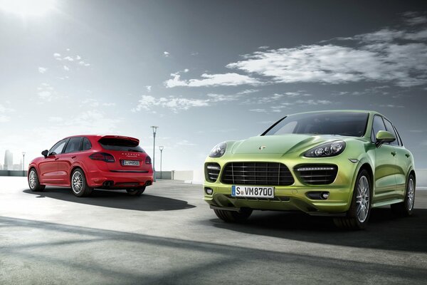 Зеленый Porsche Cayenne солнце дорога